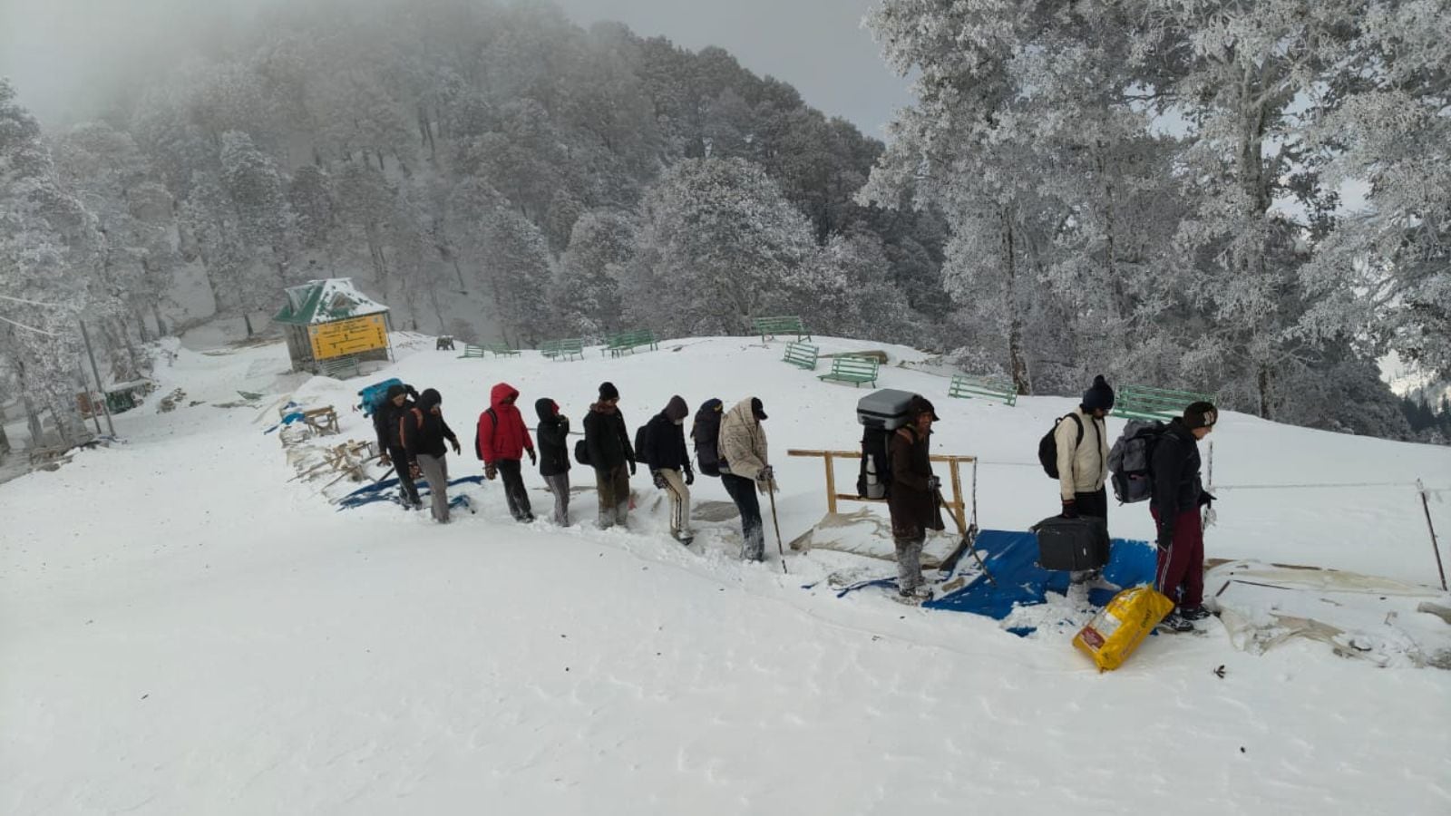 12 tourists rescued from Raghupur Fort in Kullu amid heavy snowfall