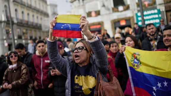Venezuelans celebrate in Madrid after U.S. President Donald Trump announced that Venezuelan President Nicolás Maduro had been captured (AP Photo)