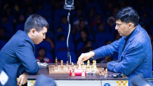 Viswanathan Anand takes on Wesley So on day 1 of the Tata Steel India Rapid and Blitz Chess tournament in Kolkata. (PHOTO: Lennart Ootes)
