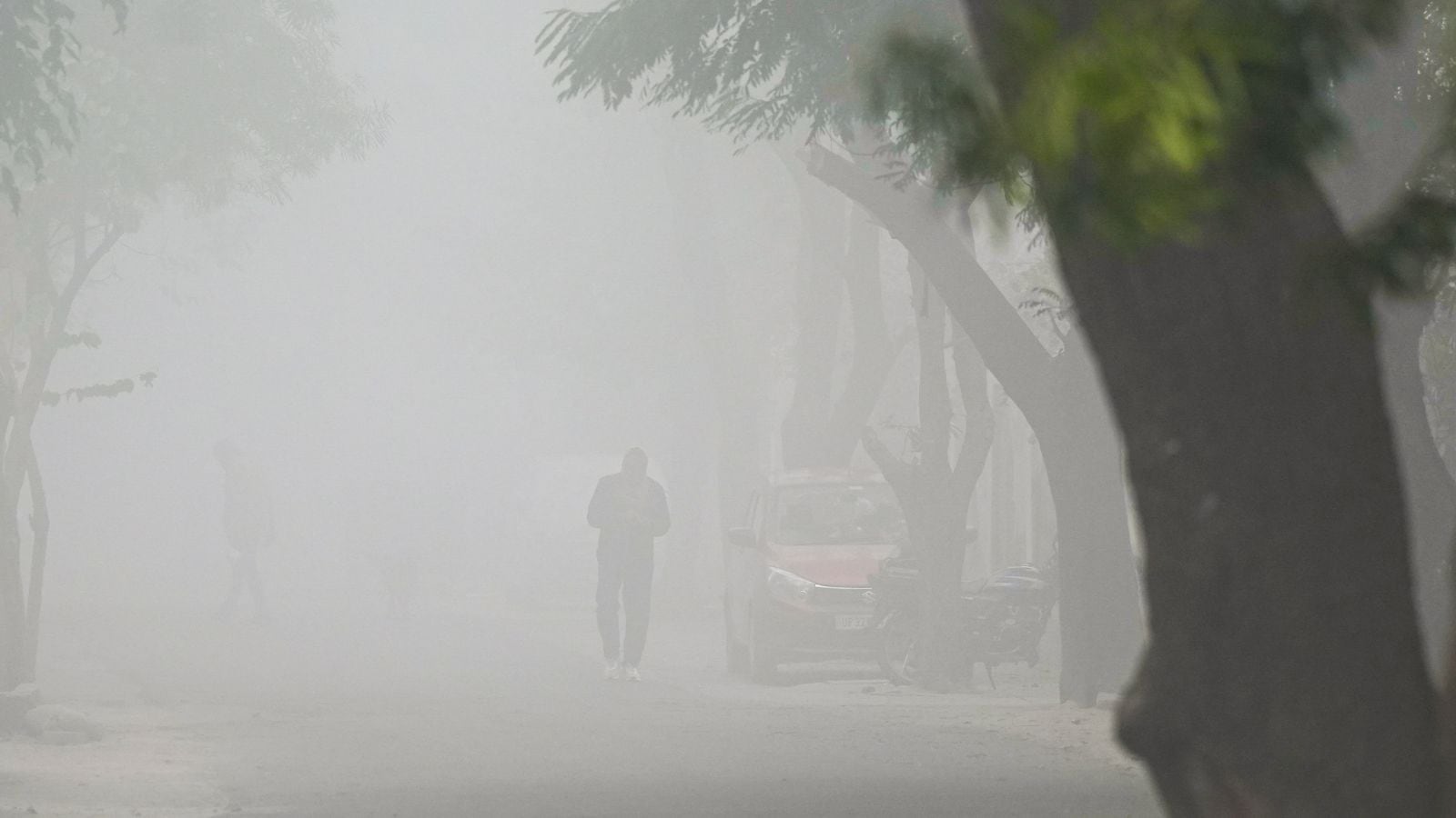 Uttar Pradesh weather alert: Rain & thunderstorms till January 26, temperature to dip by 2-4&deg;C