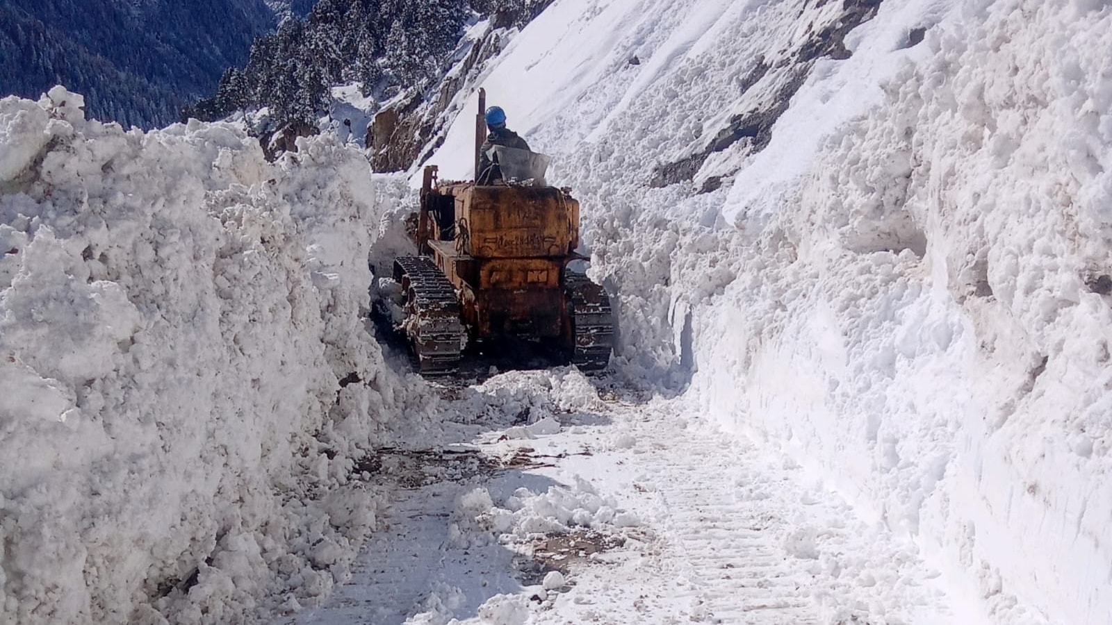 BRO Kishtwar-Sansari road restoration, Jammu to Himachal road connectivity, Project Sampark snow clearance, Lahaul Spiti road news, 118 Road Construction Company, Chenab Valley transport, Jammu-Kashmir Himachal border road, Kishtwar snowfall 2026, Sansari road status, Border Roads Organisation achievement, Indian express news, current affairs