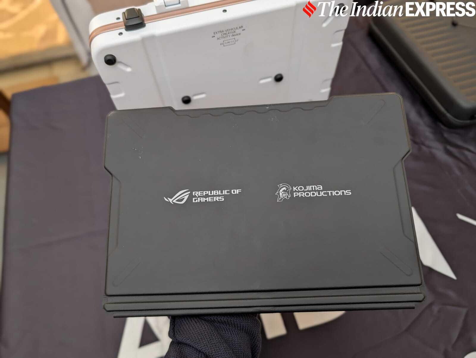 यह सीमित संस्करण लैपटॉप मुफ्त डेथ स्ट्रैंडिंग 2: ऑन द बीच रिडीम कोड के साथ आता है।