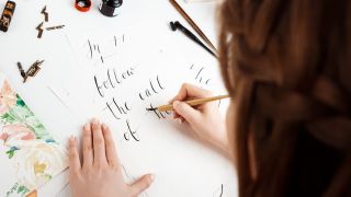 Unlike typing, which relies on repetitive finger movements, writing by hand involves fine motor control, spatial planning and constant feedback between the eyes and the hand. (Image: Freepik)