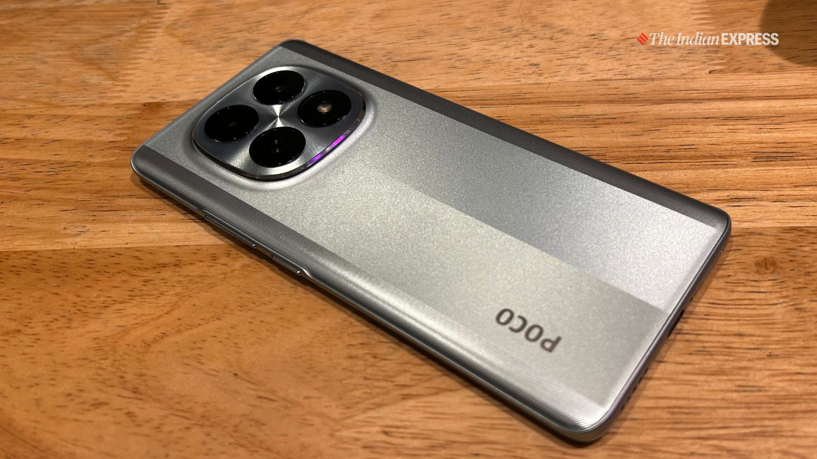 पोको M8 5G एक बार चार्ज करने पर पूरे दिन चल सकता है, और 45W चार्जर की मदद से यह तेजी से चार्ज हो जाता है। (छवि: द इंडियन एक्सप्रेस/अजय हांजे) 