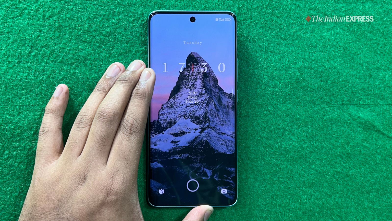 6.77-इंच डिस्प्ले में समृद्ध रंग स्पेक्ट्रम है, जो आमतौर पर प्रीमियम उपकरणों पर देखा जाता है। पोको एम8 सीधी धूप में भी पढ़ने योग्य है (छवि: द इंडियन एक्सप्रेस/अजय हंजे)