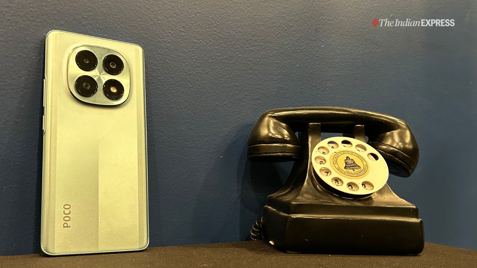 जैसा कि ऊपर देखा गया है, पोको M8 5G पर काले ग्लास में दो-टोन फिनिश है। (छवि: द इंडियन एक्सप्रेस/अजय हांजे)