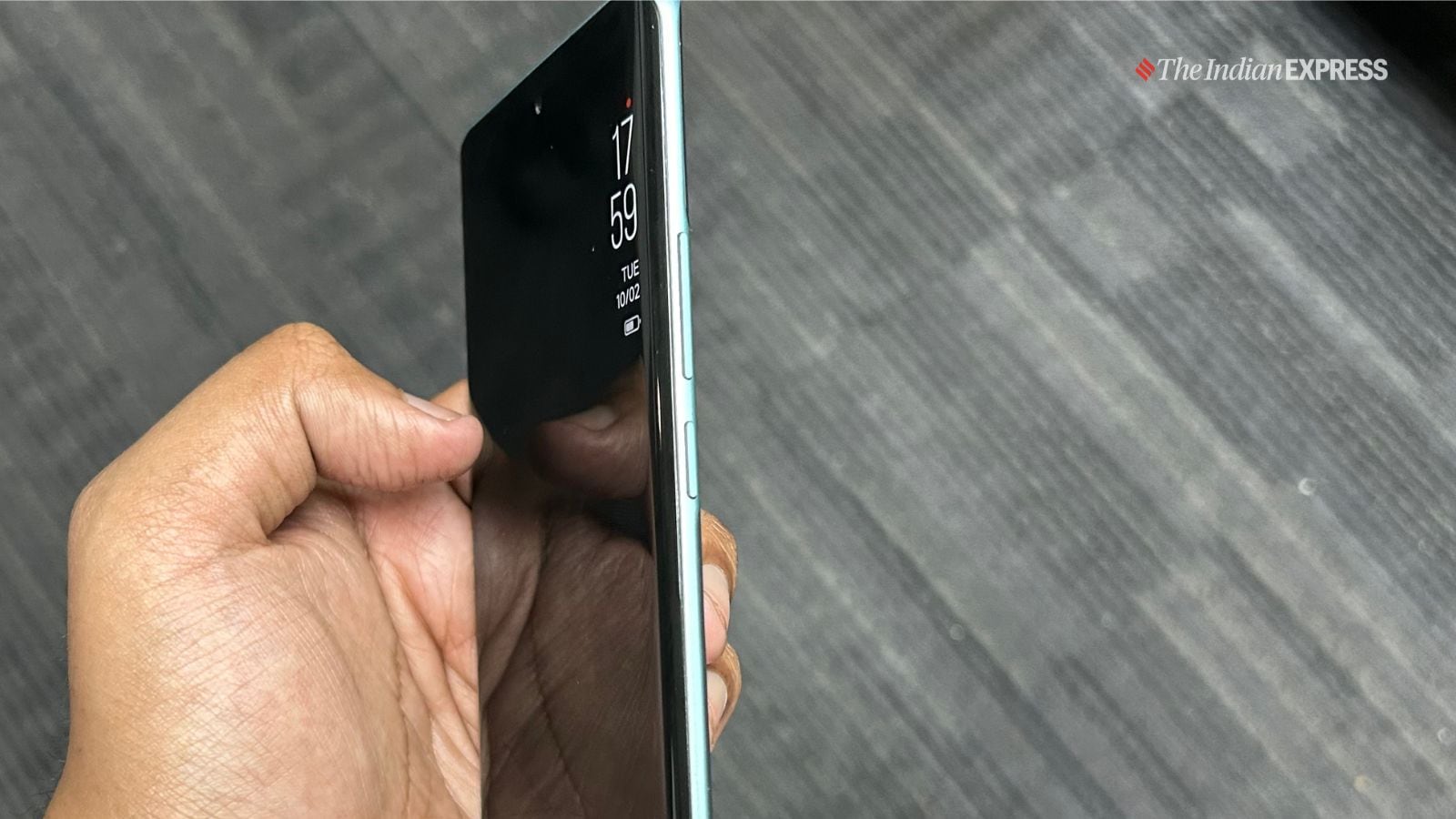 पोको M8 5G केवल 7.35 मिमी मोटा है और अभी भी मध्यम उपयोग के साथ आपके दिन भर चलने के लिए एक पंच और पर्याप्त बैटरी पैक करता है। (छवि: द इंडियन एक्सप्रेस/अजय हांजे)