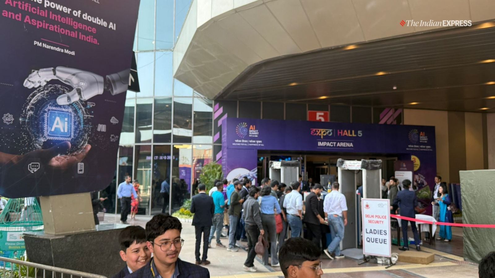 यदि वे एआई को जन-जन तक पहुंचाना चाहते हैं, तो उन्हें भारत के एआई कार्यभार को संबोधित करना होगा और एआई-संचालित सार्वजनिक बुनियादी ढांचे के लिए सरकार के दबाव के साथ तालमेल को गहरा करना होगा। (छवि: एक्सप्रेस छवि)