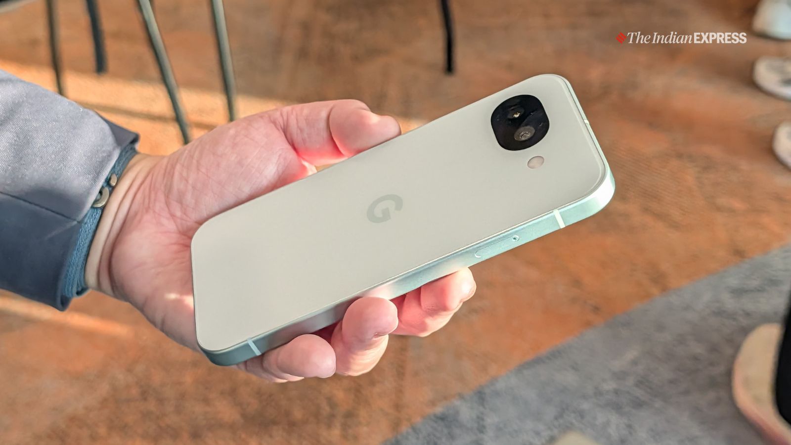 Pixel 10a अधिक प्रमुख कैमरा बम्प को एक फ्लैट दो-कैमरा सिस्टम से बदल देता है। (छवि क्रेडिट: अनुज भाटिया/इंडियन एक्सप्रेस)