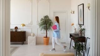 However, later research suggests the effect is more nuanced; when participants were tasked with simply moving between areas without distraction, forgetting did not always occur. (Image: Freepik)