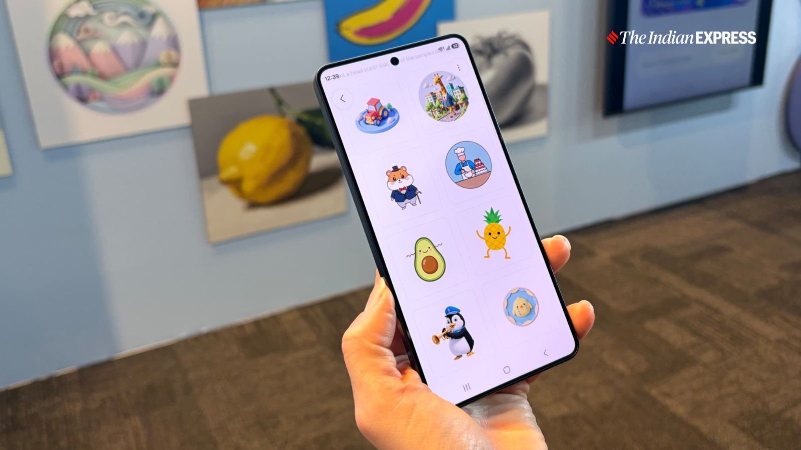 सैमसंग के नवीनतम एआई फीचर्स और अपग्रेड से पता चलता है कि कैसे दक्षिण कोरियाई टेक दिग्गज और उसके साथी उपयोगकर्ताओं की आदतों और प्राथमिकताओं को पूरा करते हुए उपकरणों पर कृत्रिम बुद्धिमत्ता को अधिक व्यक्तिगत और स्वायत्त बनाने के लिए दौड़ रहे हैं। (छवि: अनुज भाटिया/द इंडियन एक्सप्रेस)