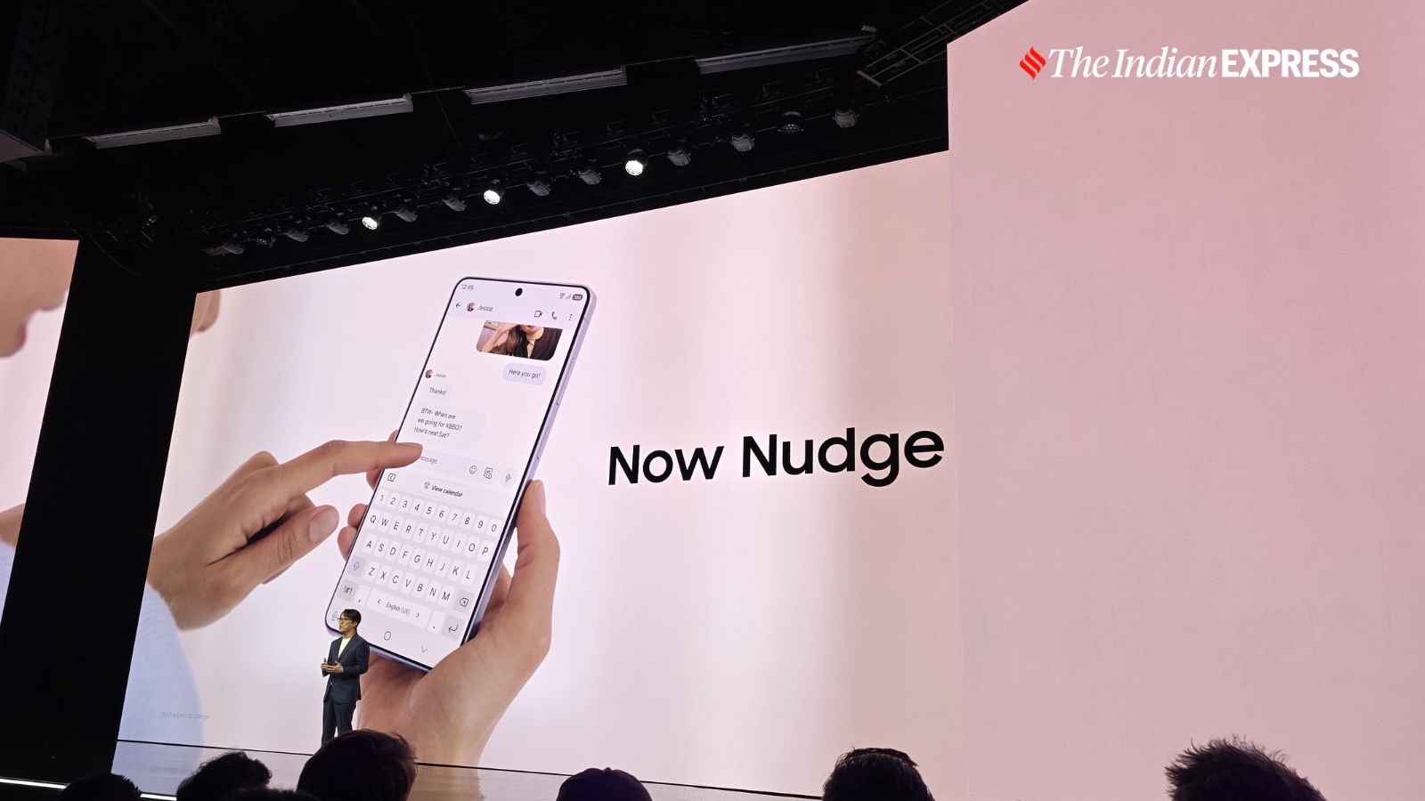 अब नज आपके चैट ऐप को छोड़े बिना उस दिन को हाइलाइट कर सकता है। यह पिक्सेल फोन पर Google के मैजिक क्यू फीचर के समान काम करता है। (छवि: द इंडियन एक्सप्रेस/अनुज भाटिया)