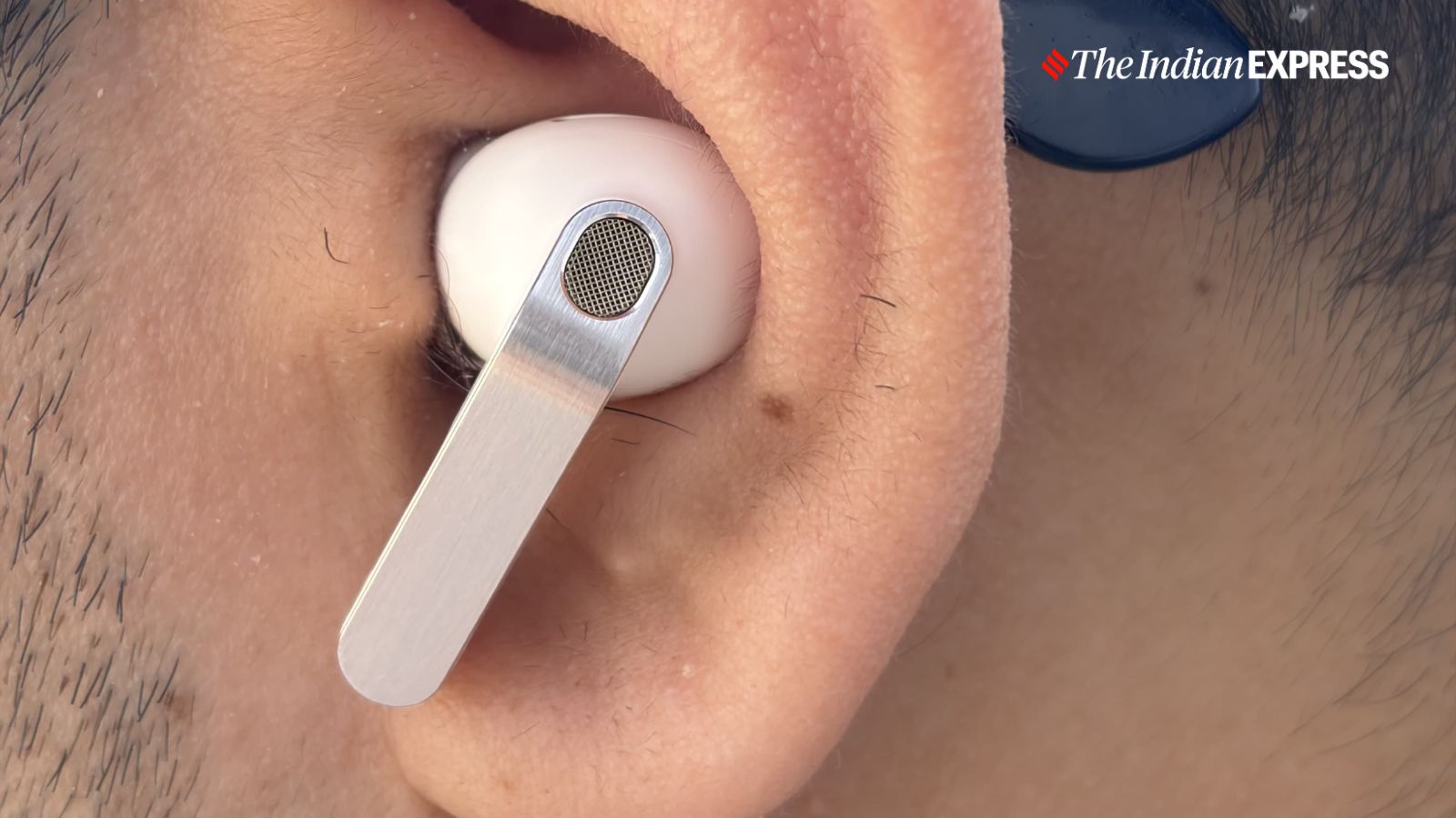 आप सिर के इशारों का उपयोग कर सकते हैं - कॉल स्वीकार करने के लिए सिर हिलाएं, अस्वीकार करने के लिए हिलाएं, Google के पिक्सेल बड्स प्रो 2 के समान। (छवि: द इंडियन एक्सप्रेस/अनुज भाटिया)