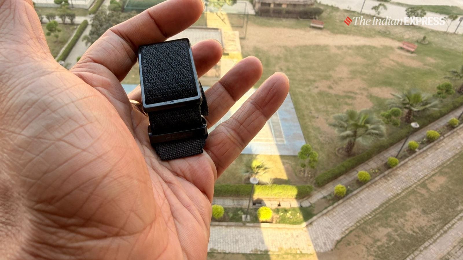 पीछे की तरफ सेंसर हैं और आप पीछे की तरफ एलईडी को चमकते हुए देख सकते हैं। यहीं पर आप बैंड की 170 एमएएच बैटरी को बढ़ाने के लिए सप्ताह में एक बार चुंबकीय चार्जर भी लगाते हैं। (छवि: द इंडियन एक्सप्रेस/ नंदगोपाल राजन)