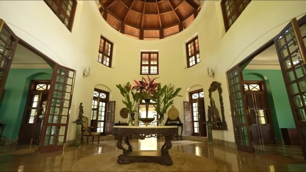 Inside Javed Akhtar and Shabana Azmi's Khandala house. (Photo: Farah Khan/YT)