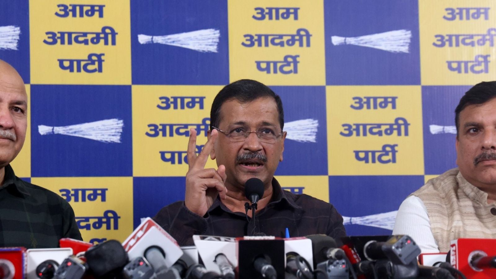 केजरीवाल की जीत के बाद, पीएम मोदी को चुनौती, दिल्ली की जीत में ईमानदारी का दावा।

"केजरीवाल ने अदालत की जीत के बाद पीएम मोदी को चुनौती दी, दिल्ली की जीत में ईमानदारी का दावा किया।"