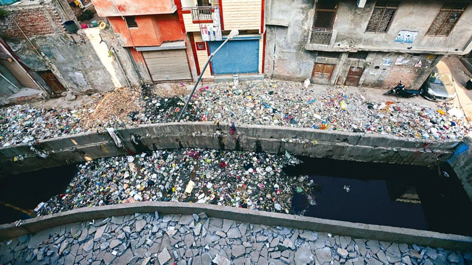 MCD Intensifies Drain Desilting After Officials Flag Slow Tendering Process