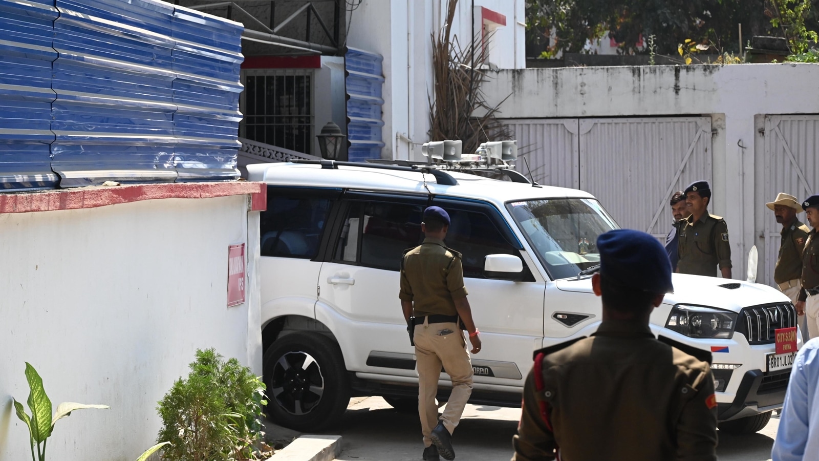 Drama in Patna as Andhra police arrive to arrest Bihar IG, denied transit remand by local court