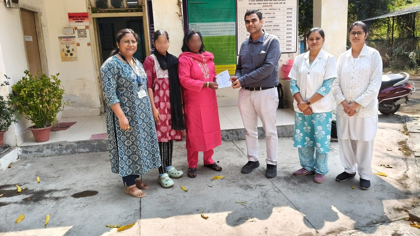 Mother and daughter reunite in Mumbai after 12 years; mother had been living under a bridge