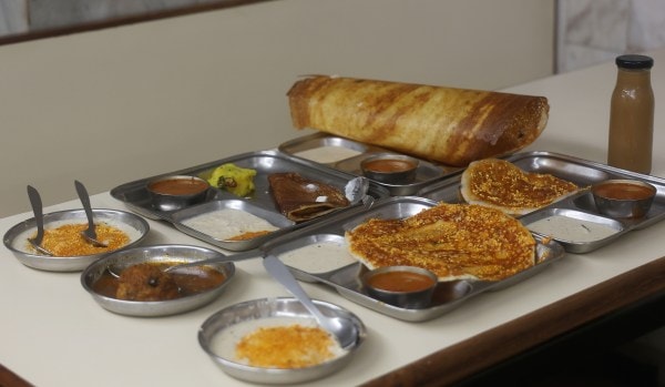 Podi idli encharcado de chutney, ghee dosas crocantes, benne dosa e rasam vadas no Café Madras. Foto expressa de Amit Chakravarty