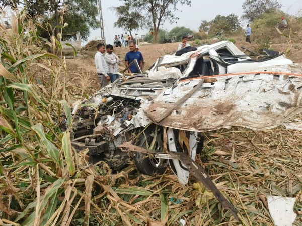 Pune trio crash near Limkheda 1