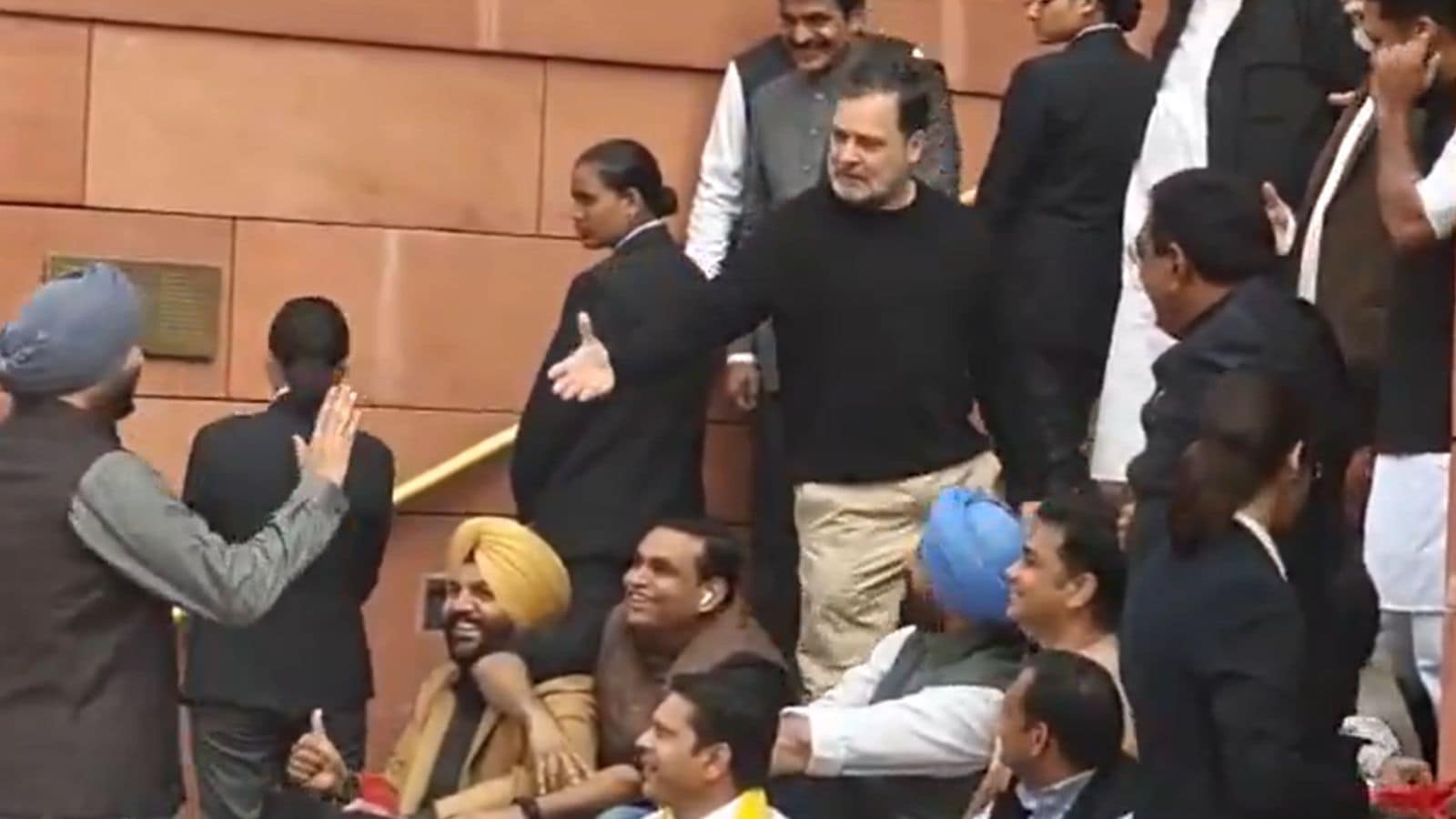 Rahul Gandhi calls MoS Ravneet Bittu ‘traitor’; BJP hits out, Congress defends him