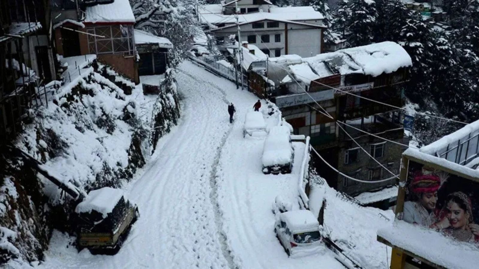 Road under 3-ft snow, Mandi villagers carry 75-yr-old patient for 7km in makeshift chair