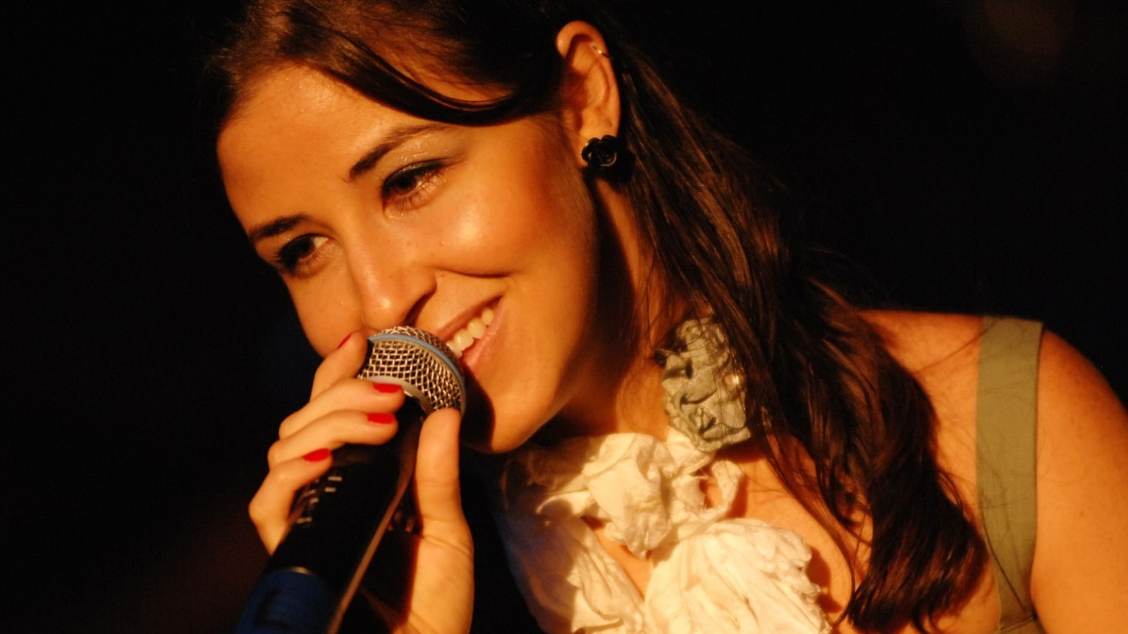 “Our origins are at risk”: Brazilian singer-songwriter Taïs Reganelli is in India, here is why Pune should listen to her