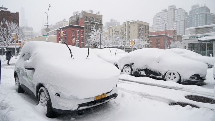 More than 5,000 flights cancelled as heavy snow hits US east coast, reports 2 Winter Weather New York