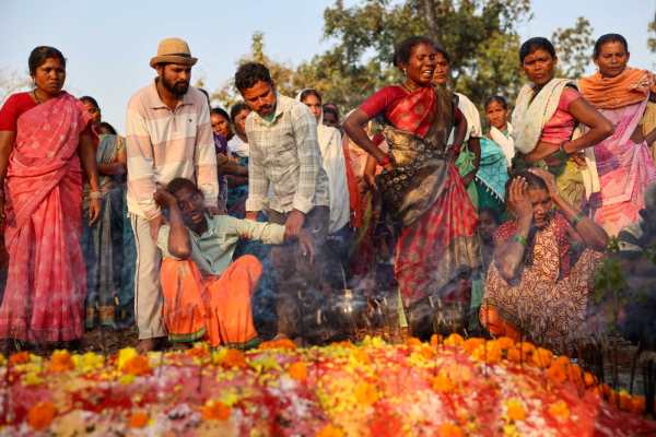 Family members mourn during the funeral of DRG jawan Mohan Baddi in Uskaled village, Bijapur district.
