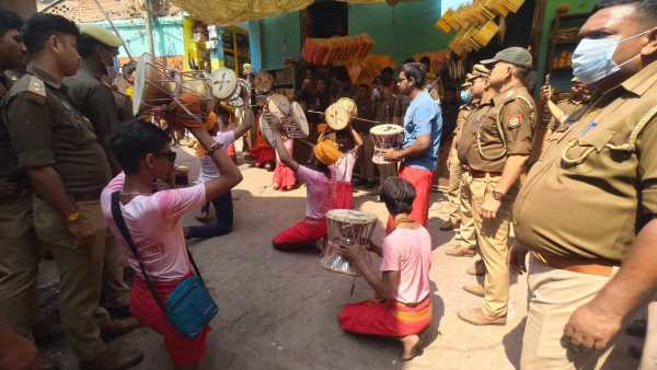  Thin turnout, heavy police deployment: Varanasi’s Manikarnika ghat sees a low-key ‘Masane ki Holi’ 