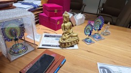 Among the gifts presented by the Chief Minister were glass idols of Lord Shri Ram and meenakari crafted figures of Buddha and peacock from Varanasi.