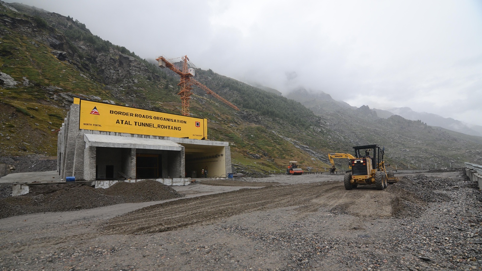 Three Light Avalanches Near Atal Tunnel Block Road, No Casualties Reported
