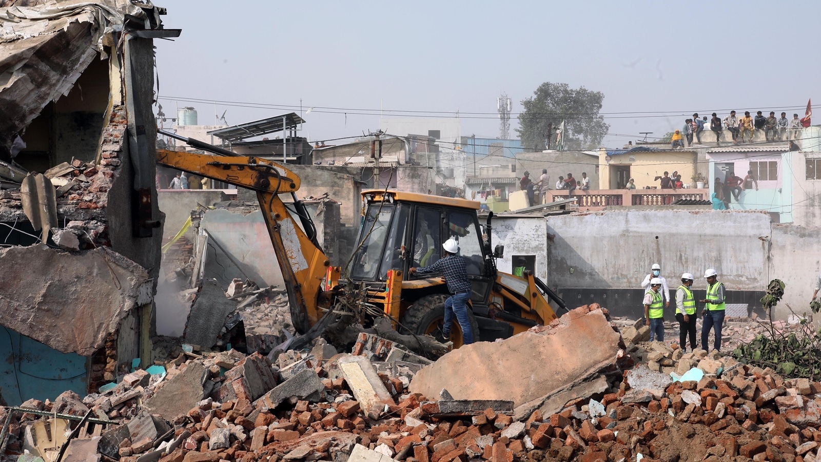 indianexpress.com - Jasbir Malhi - Illegal constructions in green zone: GMADA carries out demolition drive