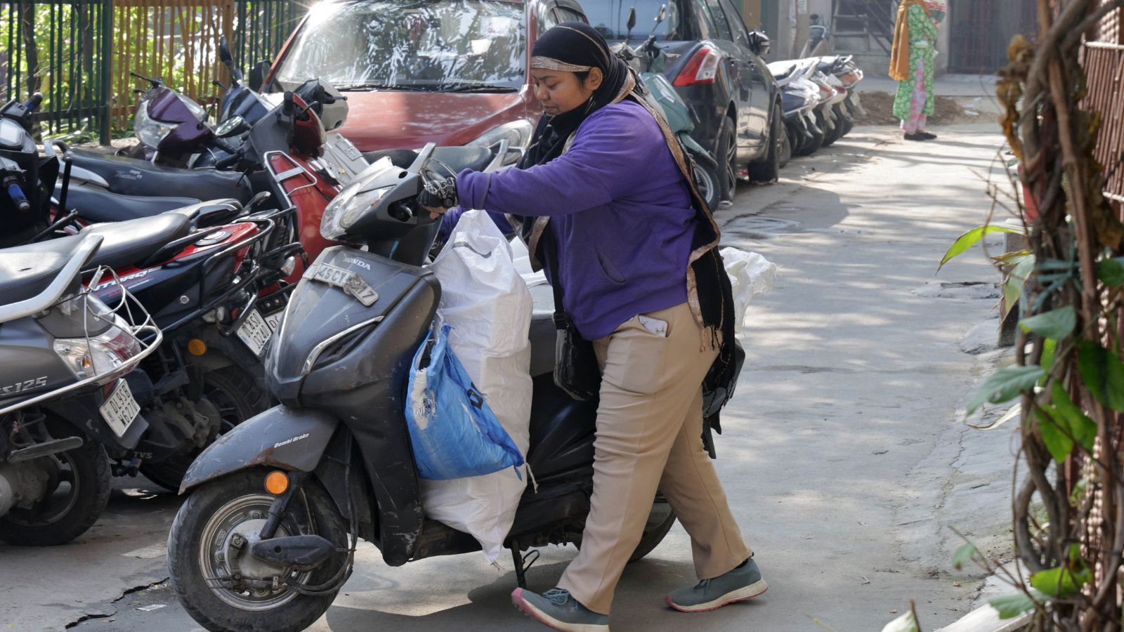 Delhi University Graduate Laxmi Rawat Navigates Male-Dominated Gig Economy
