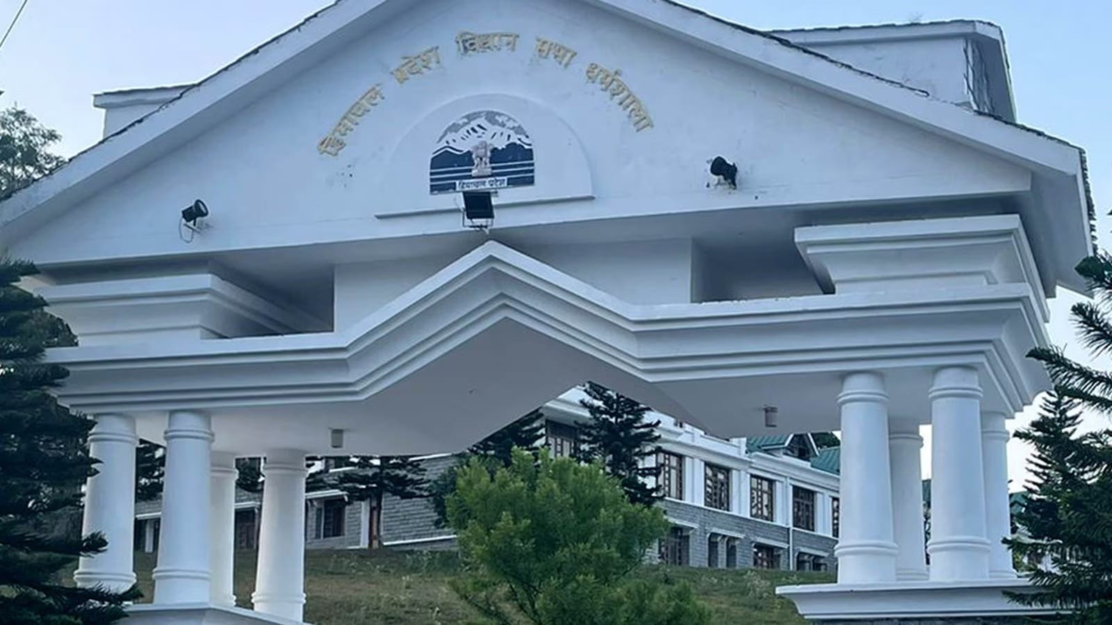 Himachal: An 80-yr-old reaches Vidhan Sabha, seeks relief from loan interest