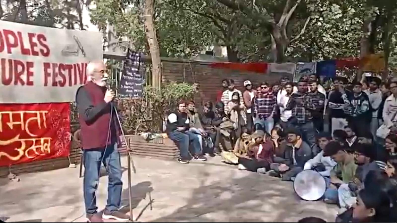 Bucket filled with water thrown at historian S Irfan Habib on DU campus