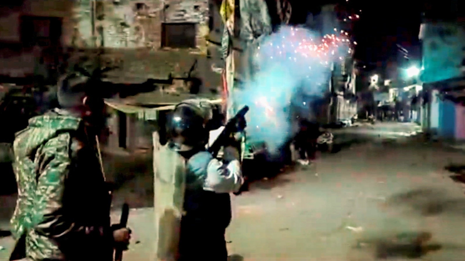 जबलपुर में सांप्रदायिक तनाव बढ़ने पर भारी पुलिस प्रतिक्रिया और अनेक गिरफ्तारियां।

"जबलपुर में सांप्रदायिक तनाव बढ़ने पर भारी पुलिस प्रतिक्रिया और अनेक गिरफ्तारियां।"