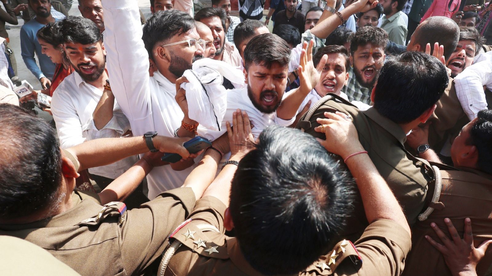 Fresh row at Lucknow University as students ‘recite Hanuman chalisa, sprinkle Ganga jal’ near Lal Baradari