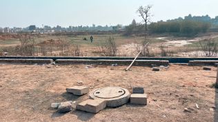 Bihar workers falls into open DDA manhole in Delhi, dies