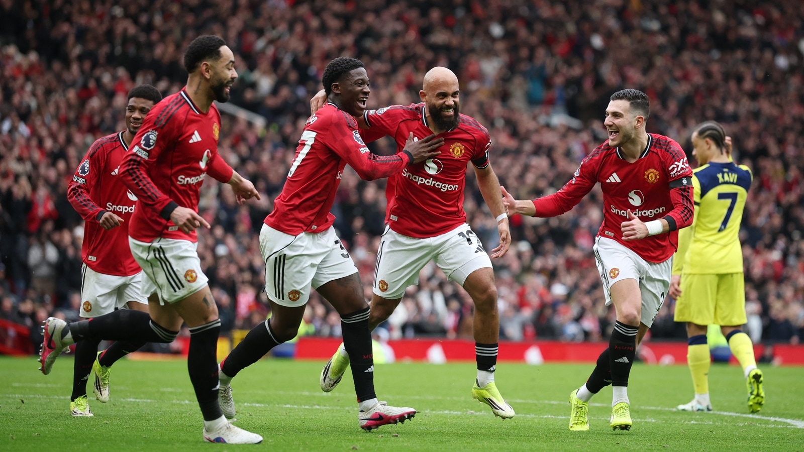 Manchester United win again to make it four wins in a row for new coach Michael Carrick