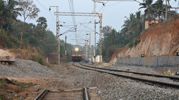 Since January 2026, the national transporter has been promoting digital ticketing by offering incentives to passengers using the RailOne mobile application. (Image: Southern Railway)