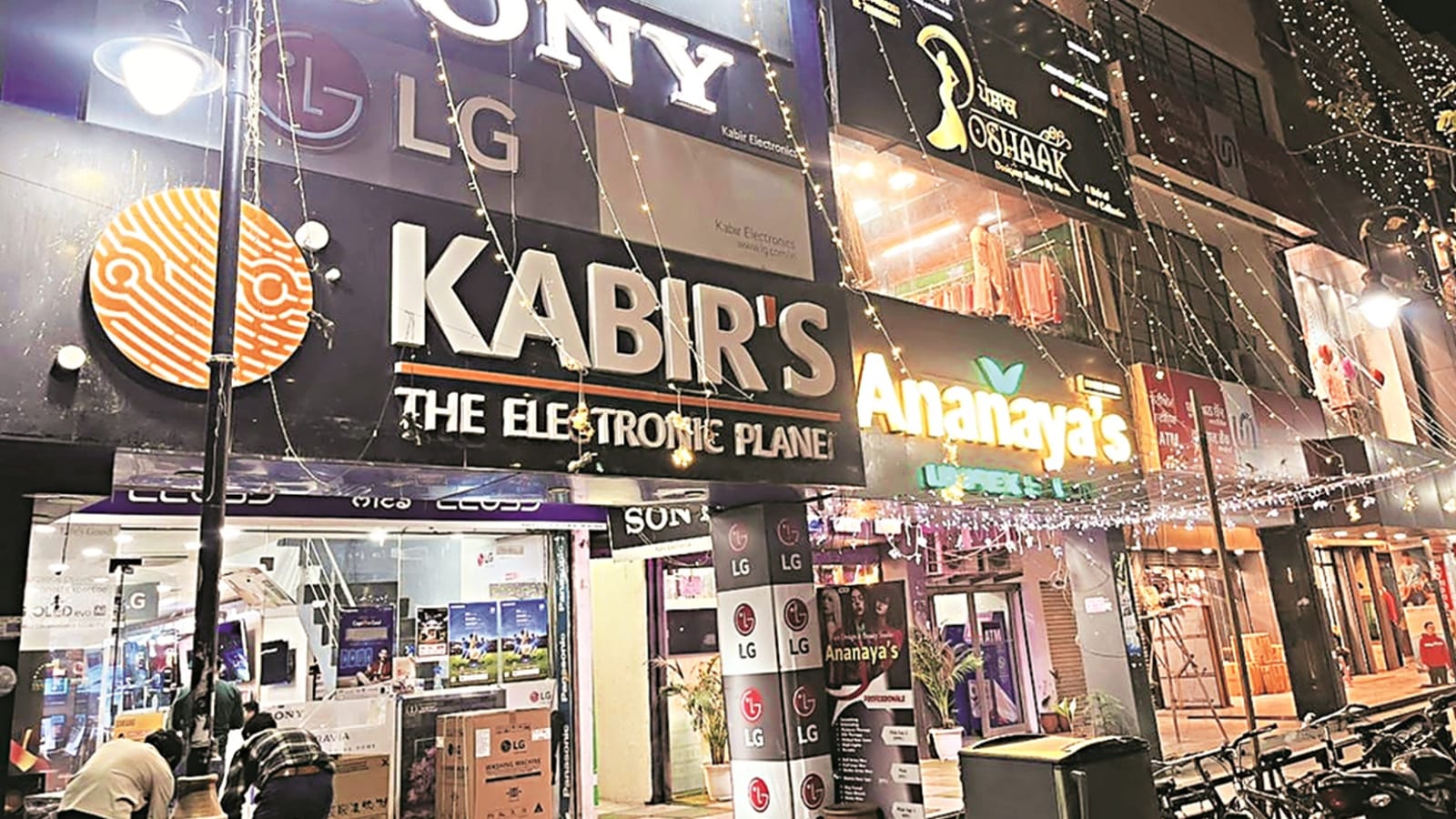 Mohali MC acts against oversized shop signboards, issues notices to violators