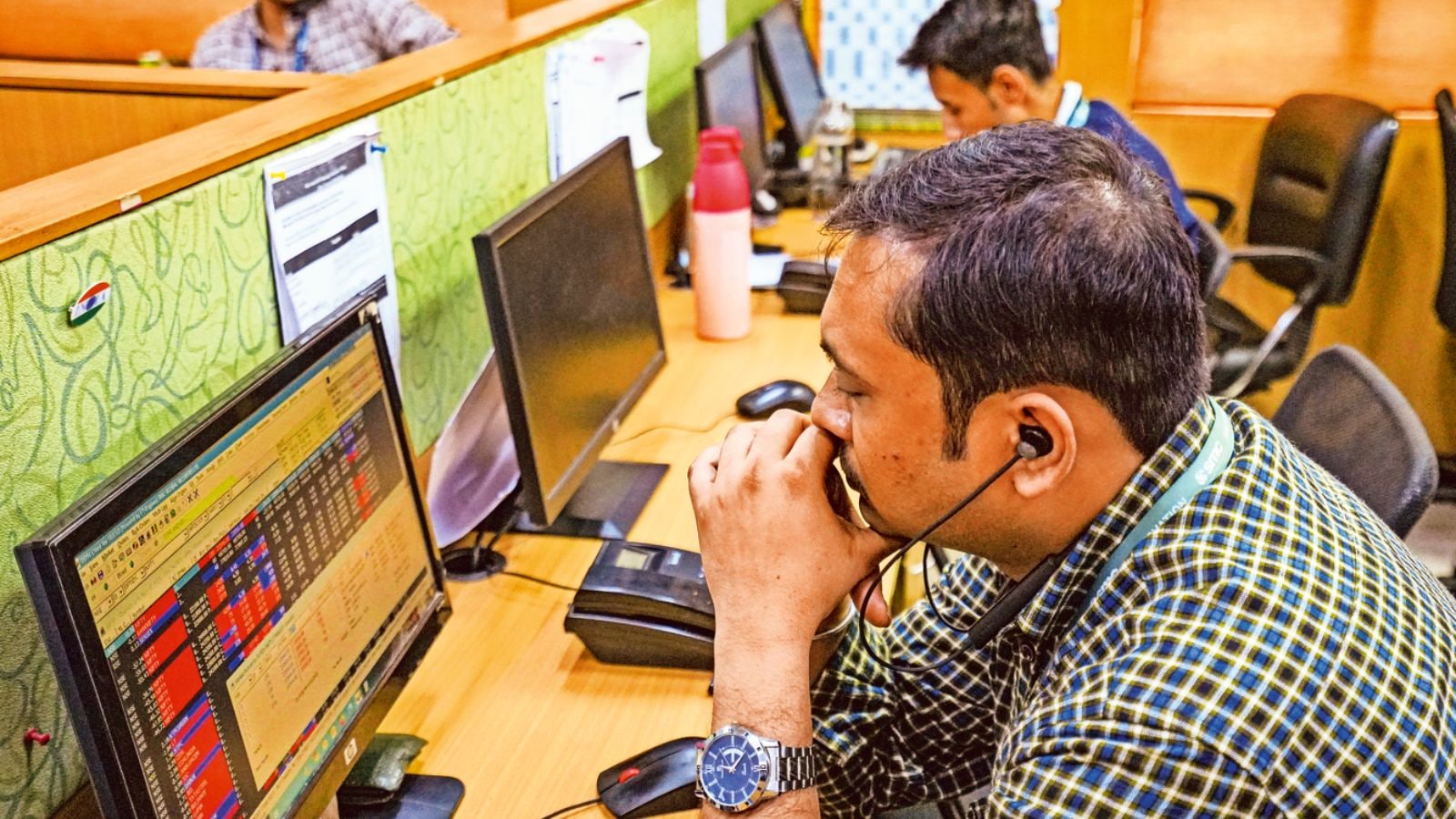 Stock markets fall 1.3% as AI concerns intensify IT sell-offs