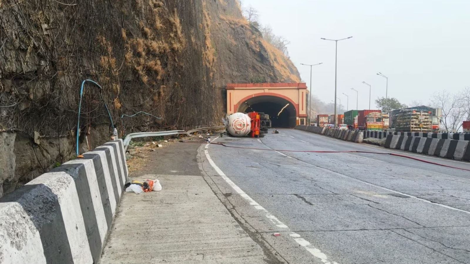 indianexpress.com - Traffic resumes on Pune-Mumbai Expressway after gas tanker crisis