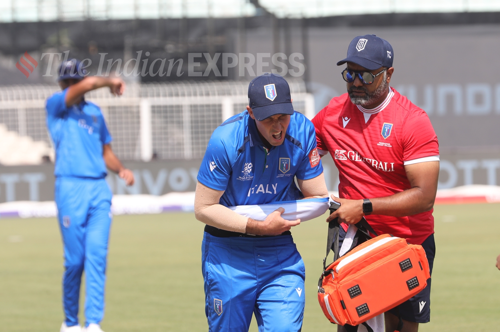Italy captain Wayne Madsen went off the field in the 4th over with what looked like a dislocated shoulder