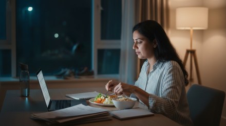 Eating close to bedtime in your 30s? Doctors explain the impact on hormones, sleep, and digestion for women
