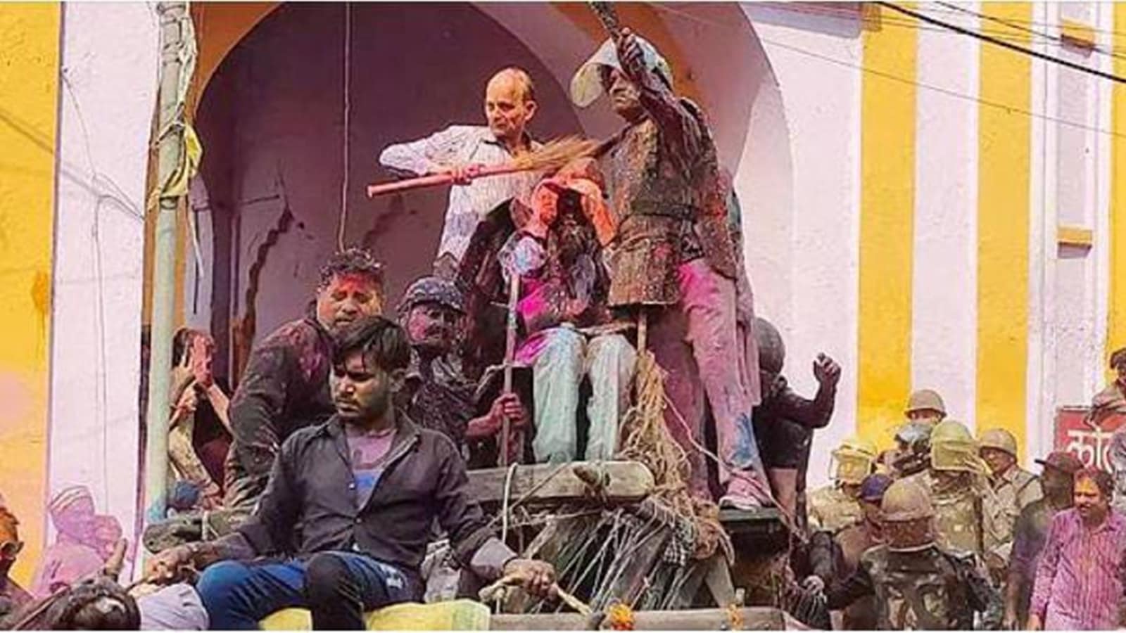 At Shahjahanpur&rsquo;s &lsquo;Juta Maar Holi&rsquo;, 35-year-old steps into Laat Sahab&rsquo;s shoes for fifth time amid odds & anonymity