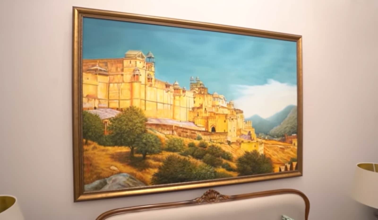 One of the first artworks that catches the eye is a painting of Amber Fort, known locally as Amer Fort.