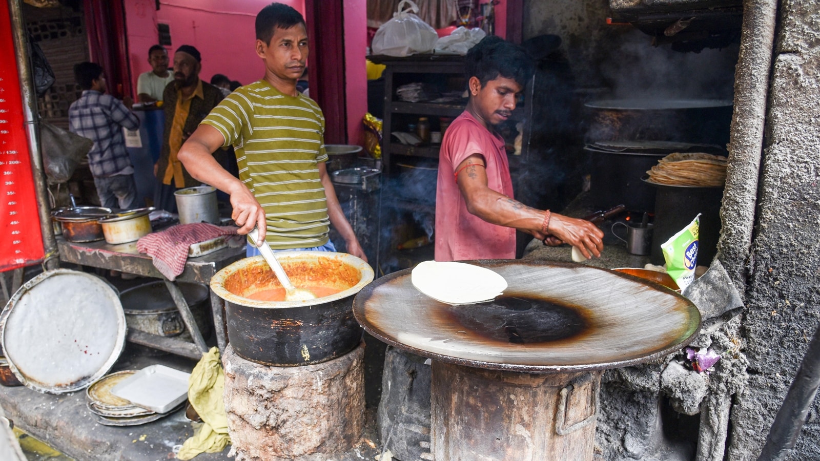 LPG supply takes a toll on all — homes look for kerosene, eateries cut menu, opt for stoves